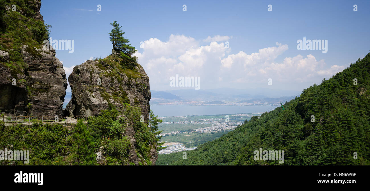 Vista Er Hai lago dalla nube del viaggiatore nel percorso di montagne Cangshan, Dali, Yunnan, Cina Foto Stock