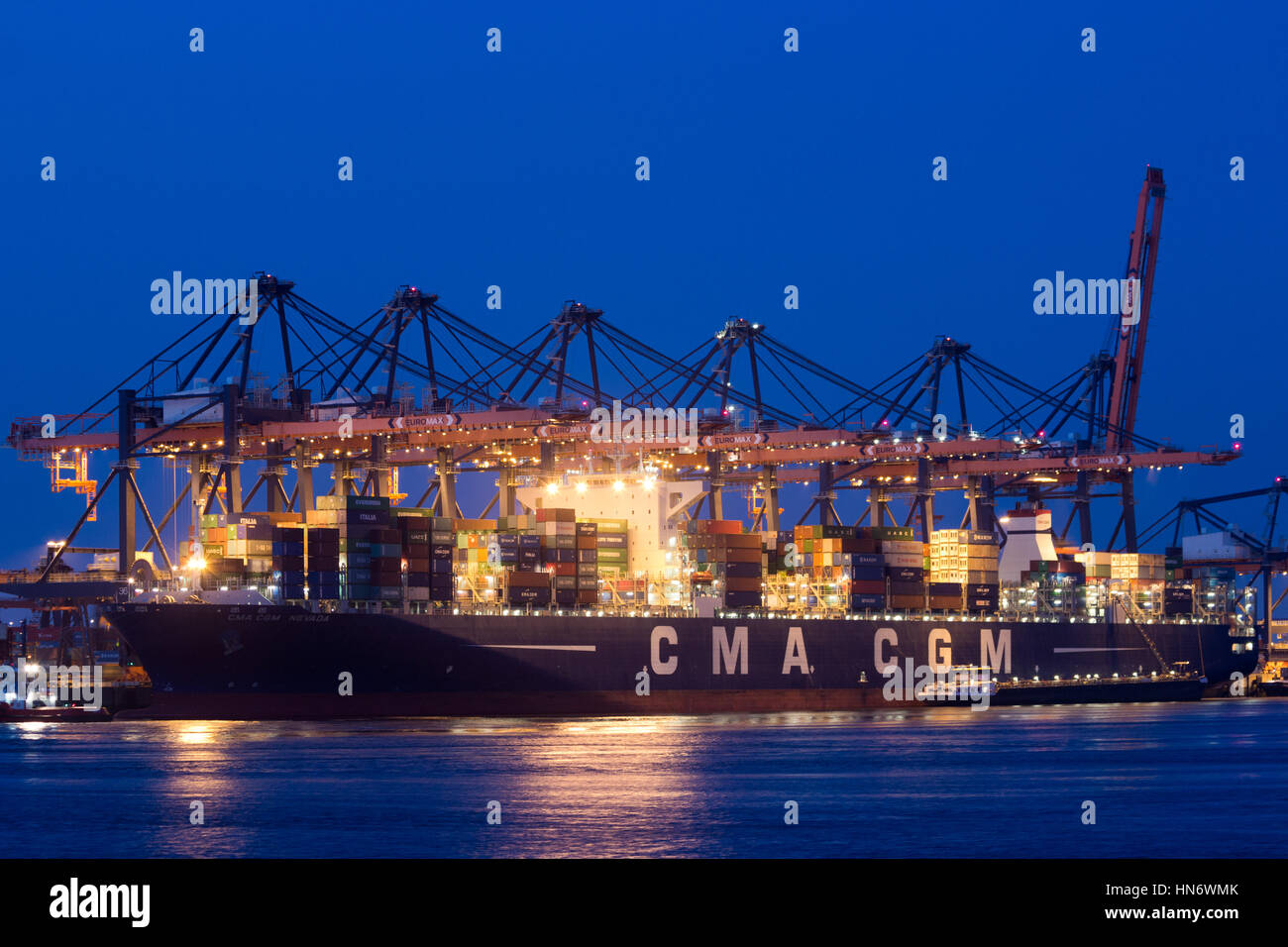 ROTTERDAM - luglio 9: Nave container nel porto di Rotterdam il 9 luglio 2012. Rotterdam è con esso è 105 km quadrati il porto più grande in Europa. Foto Stock