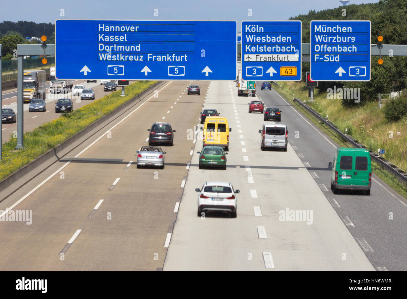 Francoforte, Germania - 11 Luglio: il traffico su una autostrada tedesca sulla luglio 11, 2013 a Francoforte in Germania. Autostrade tedesche non hanno alcun genere speedlimit e rango Foto Stock