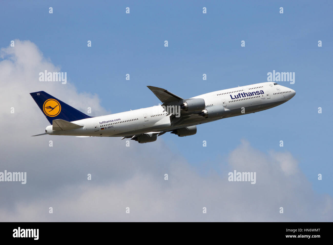 Francoforte, Germania - Lug 09, 2013: una Lufthansa Boeing 747-830 decollo dall'aeroporto di Francoforte. Lufthansa è fondata nel 1953 e la più grande compagnia aerea Foto Stock