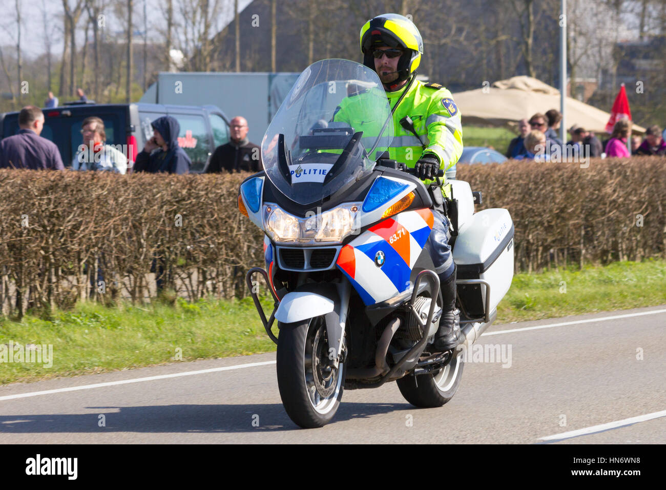 LEEUWARDEN, Paesi Bassi - 15 April, 2015: un olandese BMW R1200RT-P polizia moto di pattuglia. T Foto Stock