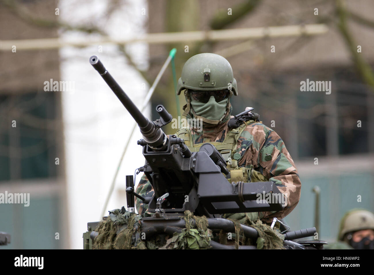 ROTTERDAM, PAESI BASSI: DEC 12, 2015: Soldato dietro un'arma pesante durante la celebrazione del 350 anni Dutch Marine Corps (Korps Mariniers). Foto Stock