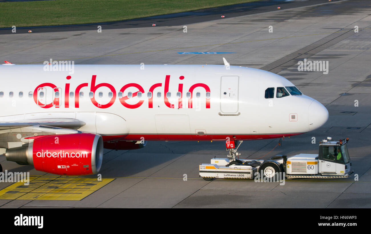 DUSSELDORF, Germania - Dic 17, 2015: Air Berlin Airbus A320 twoed verso la pista di rullaggio a Dusseldorf Airport. Foto Stock