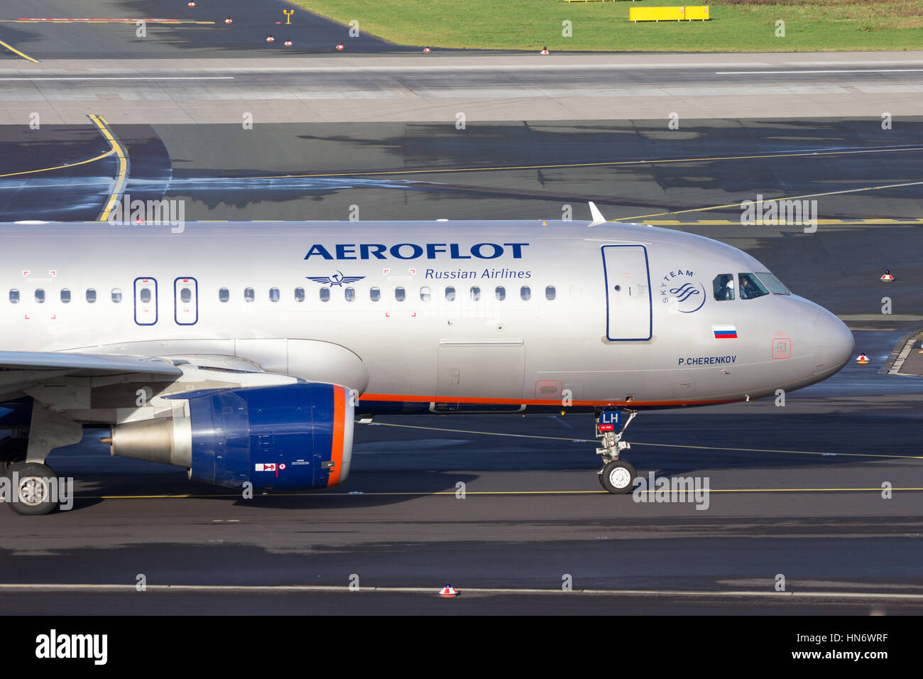 DUSSELDORF, Germania - Dic 21, 2015: Aeroflot Airbus A320 rullaggio prima del decollo dall'aeroporto di Dusseldorf. Foto Stock