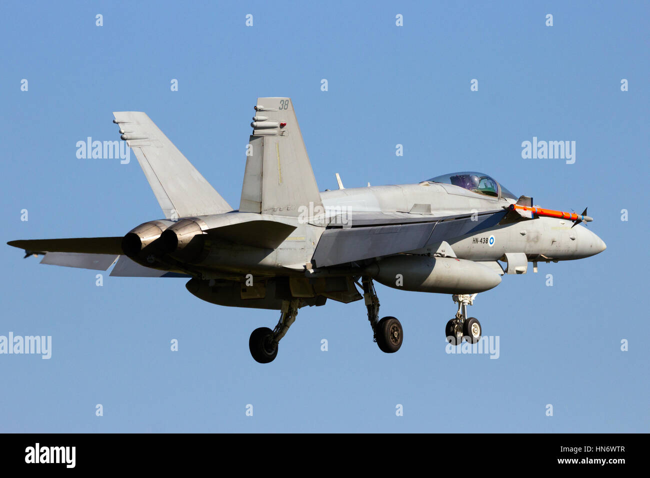 LEEUWARDEN, PAESI BASSI - Apr 11, 2016: Finnish Air Force F-18C Hornet sbarco durante l'esercizio Frisone bandiera. L'esercizio è considerato uno dei Foto Stock
