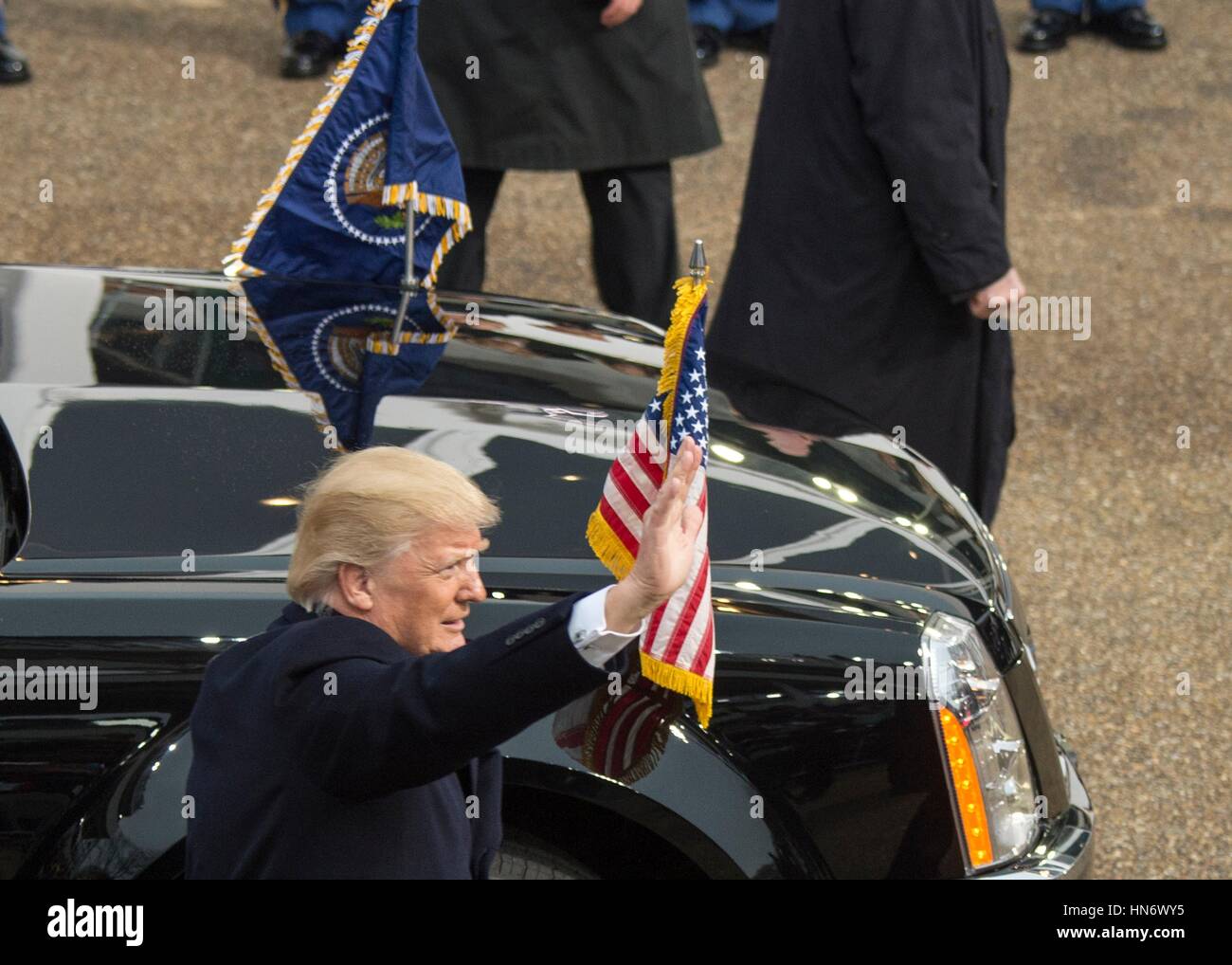 Stati Uniti Presidente Donald Trump arriva alla Casa Bianca il riesame di stand per la 58th presidenziale Parata inaugurale Gennaio 20, 2017 a Washington, DC. (Foto di PO2 Dominique A. Pineiro/DoD via Planetpix) Foto Stock