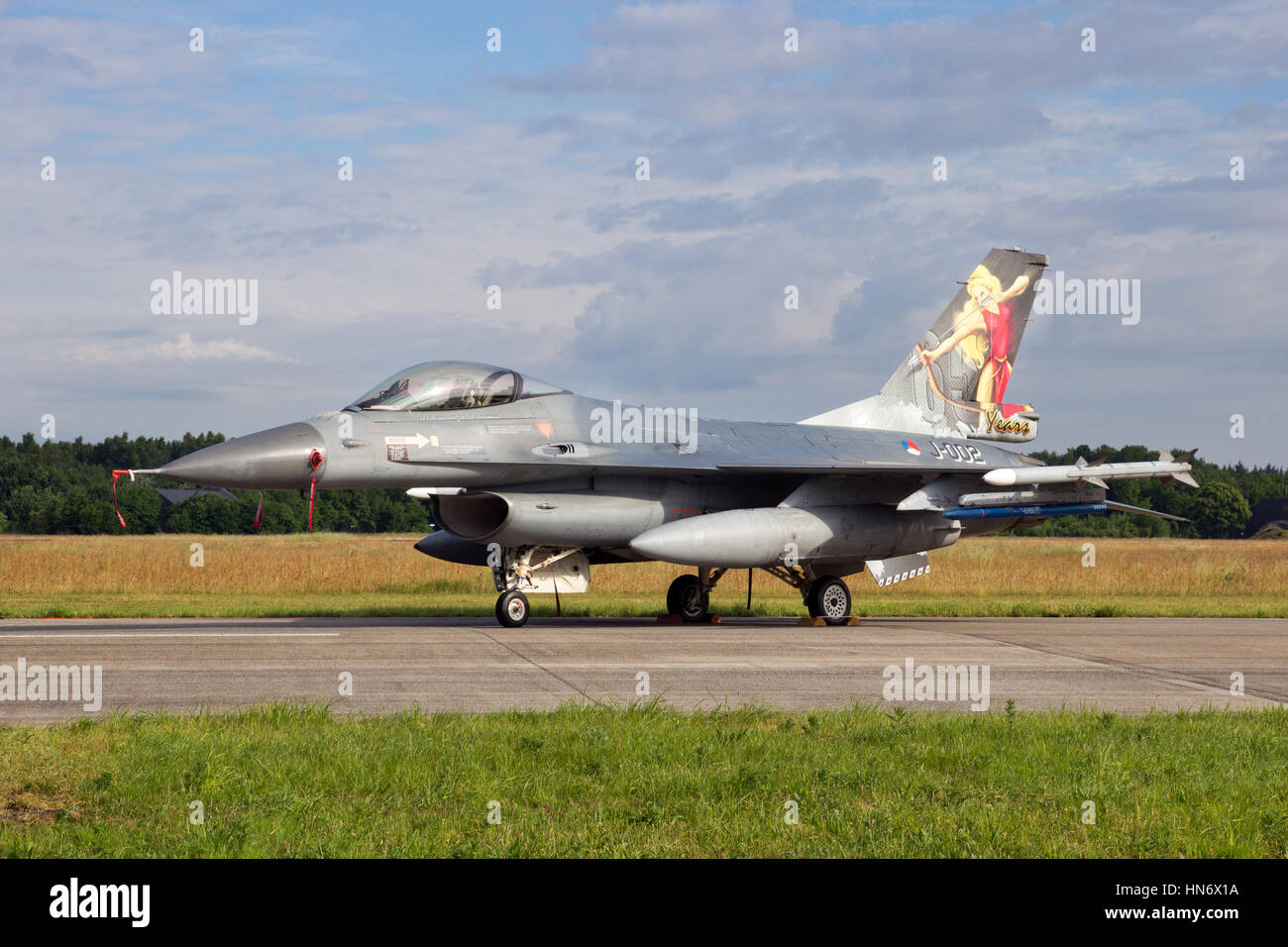 VOLKEL, Paesi Bassi - 15 giugno: Paesi Bassi Air Force F-16 sul display presso la Dutch Air Force Open Day il 15 giugno 2013 in Volkel, Paesi Bassi Foto Stock
