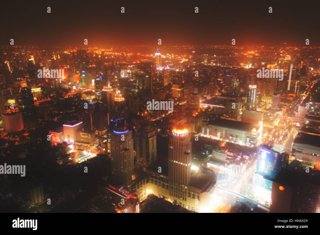 Sfocato dello skyline della città di notte / centro città antenna Foto Stock
