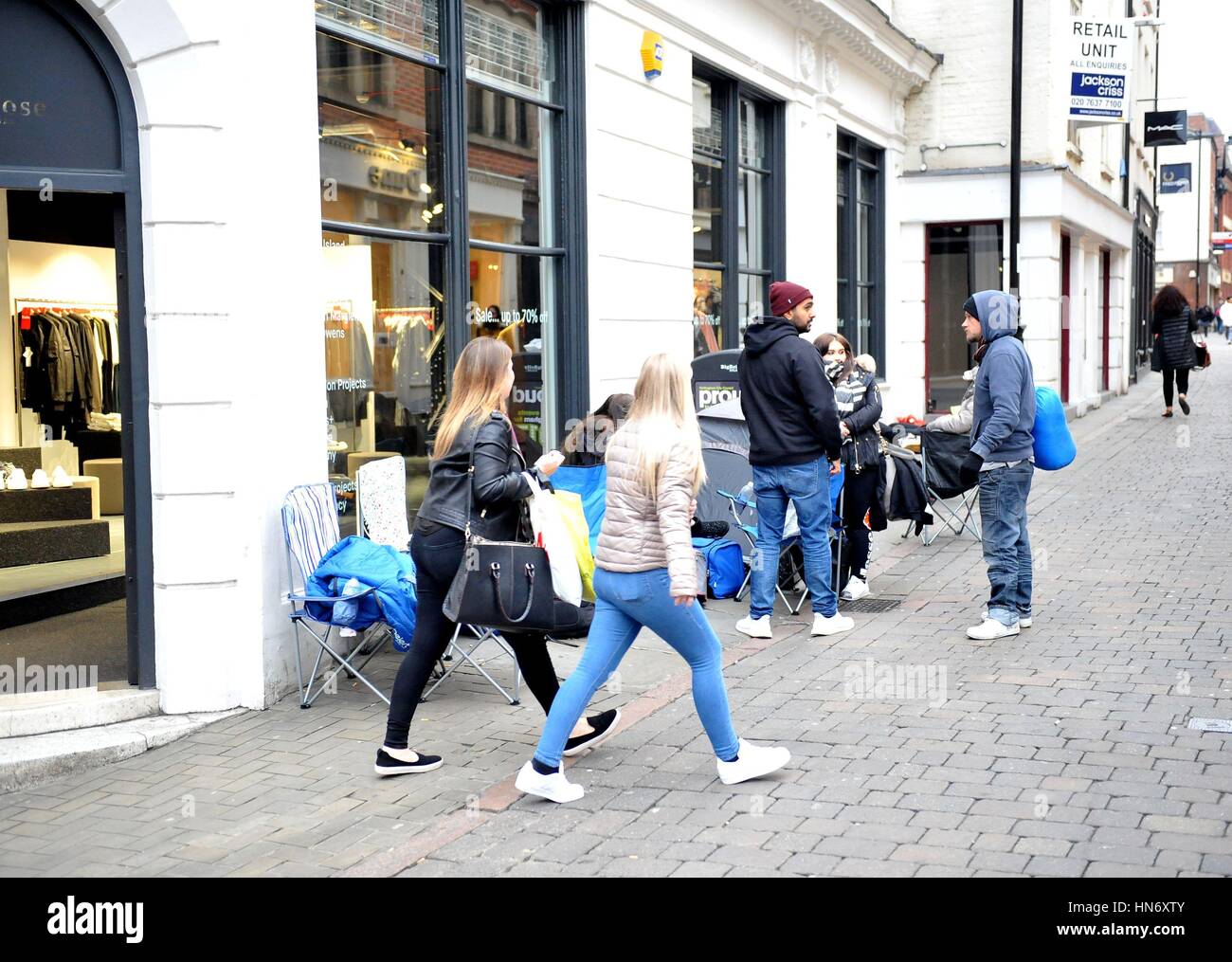 Gli appassionati di rapper girato designer di moda Kanye West camp esterno 18montrose su Bridlesmith Gate in Nottingham, di essere il primo a mettere le mani sul nuovo Yeezy Adidas Boost 350 V2 calzature il cui costo di &pound;150 una coppia e vengono venduti su un primo arrivato, primo servito dalle 8 del mattino di sabato 11 febbraio. Foto Stock