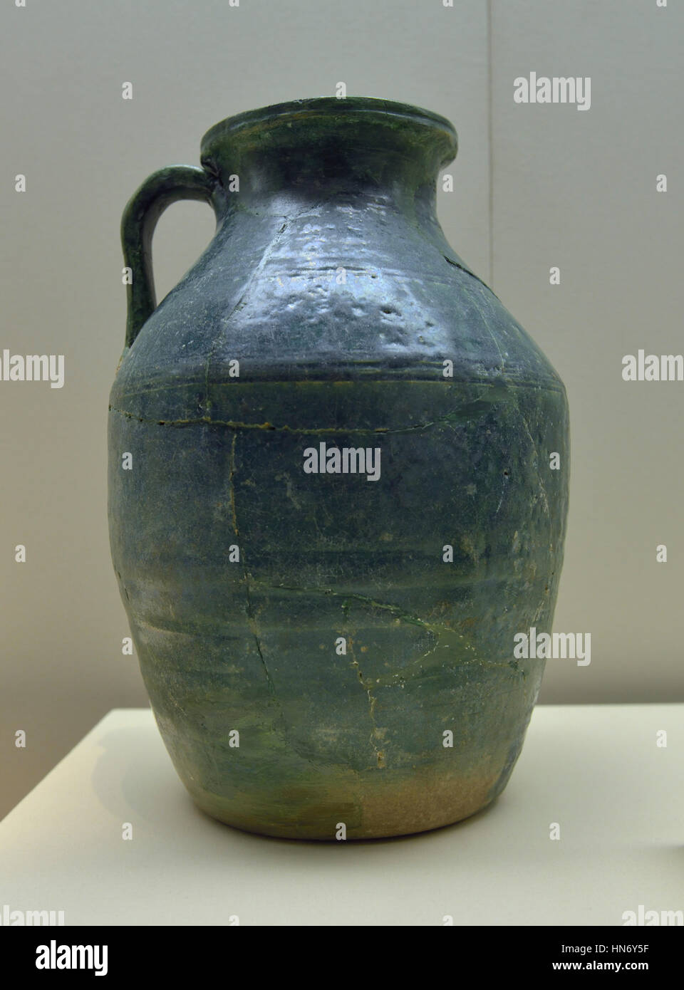 Vaso. Qaryat al-FAW. Verde scuro e ceramica smaltata. Dipartimento di Archaecology, re Saud University, Riyahd. Arabia Saudita. Foto Stock