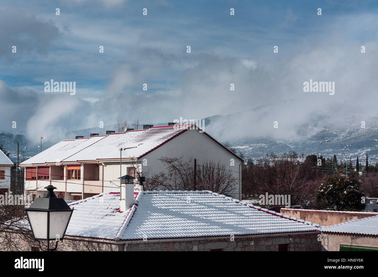 Casa innevati in inverno. Oggetto catturato dopo la tempesta di neve oltre il cielo blu sullo sfondo Foto Stock