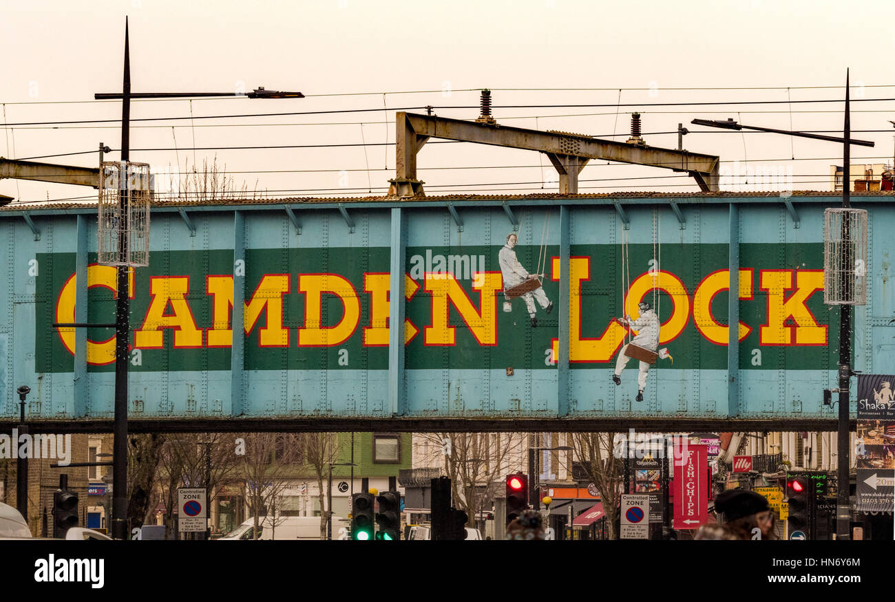 Dipinto iconico Camden Lock segno sul lato del ponte ferroviario, Londra, Regno Unito. Foto Stock