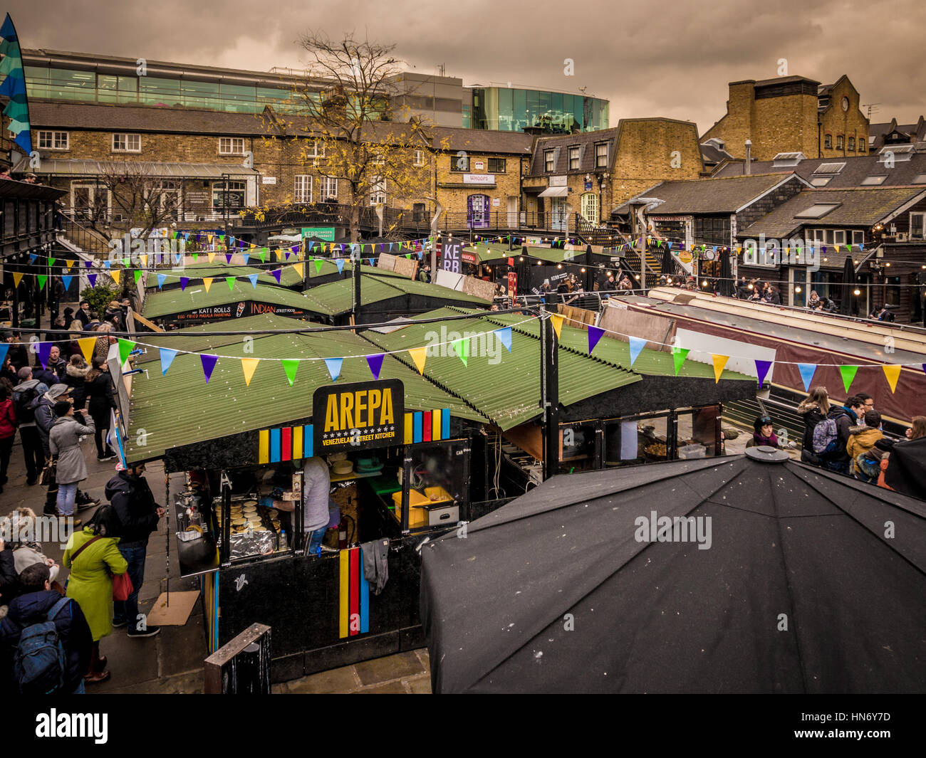 Cibo di strada si spegne nel cortile a Camden Market, Londra, Regno Unito. Foto Stock