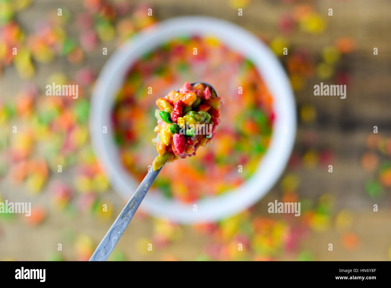 Cucchiaio con colorate riso al latte con blured sfondo. Messa a fuoco selettiva Foto Stock