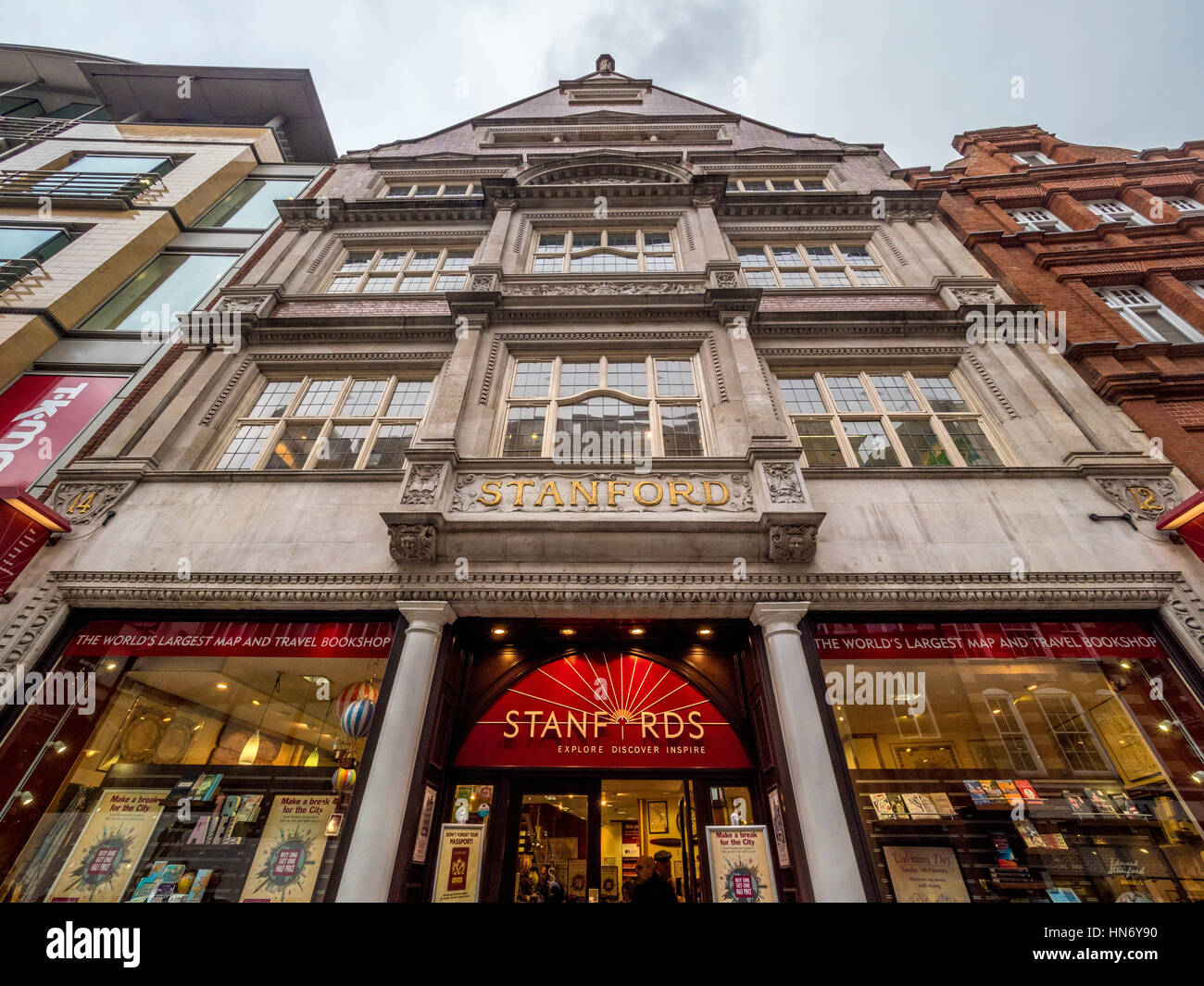 Esterno di Stanfords bookshop, Long Acre, Londra. Il più grande del mondo mappa e travel bookshop. Foto Stock