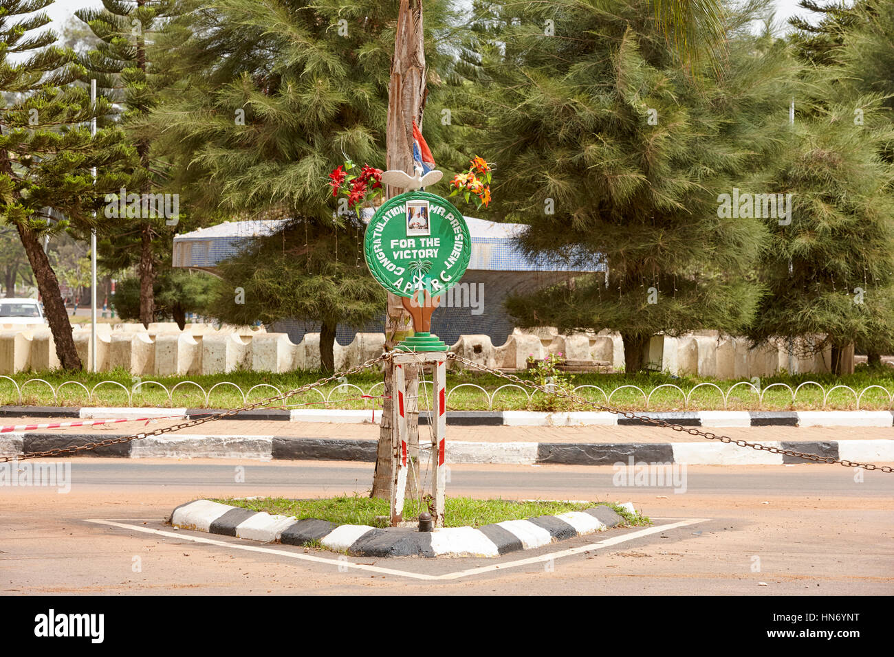 Congratulazioni segno per presidente Yahya Jammeh su Via Indipendenza, Banjul (Gambia Foto Stock