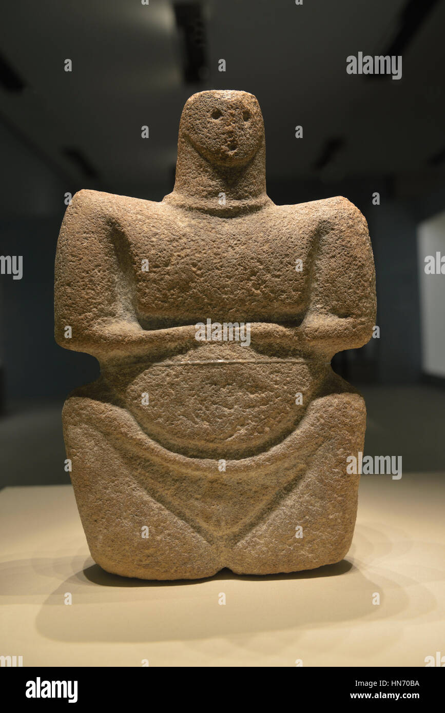 Obelisco nella forma di una statua femminile. Oggetto contrassegnato per la rimozione definitiva. Al-Magar. In arenaria. Museo Nazionale di Riyadh. Arabia Saudita. Foto Stock