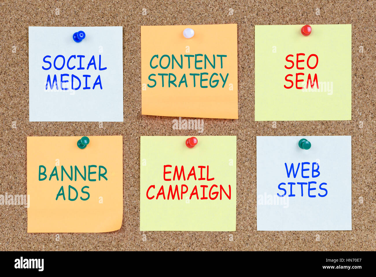 Concetto di marketing digitale sul piano colorato note appiccicose imperniato ad una bacheca di sughero in ufficio Foto Stock