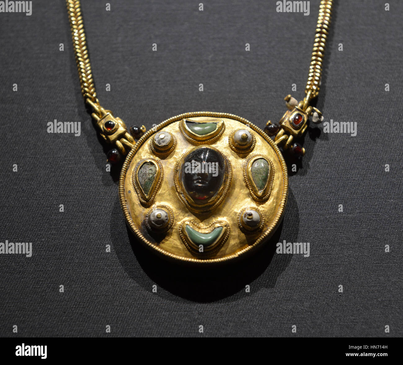 Collana con cameo. Thaj, Tell al-Zayer. I secolo d.c. Oro, perle,turchese e ruby.Museo Nazionale di Riyadh. Foto Stock