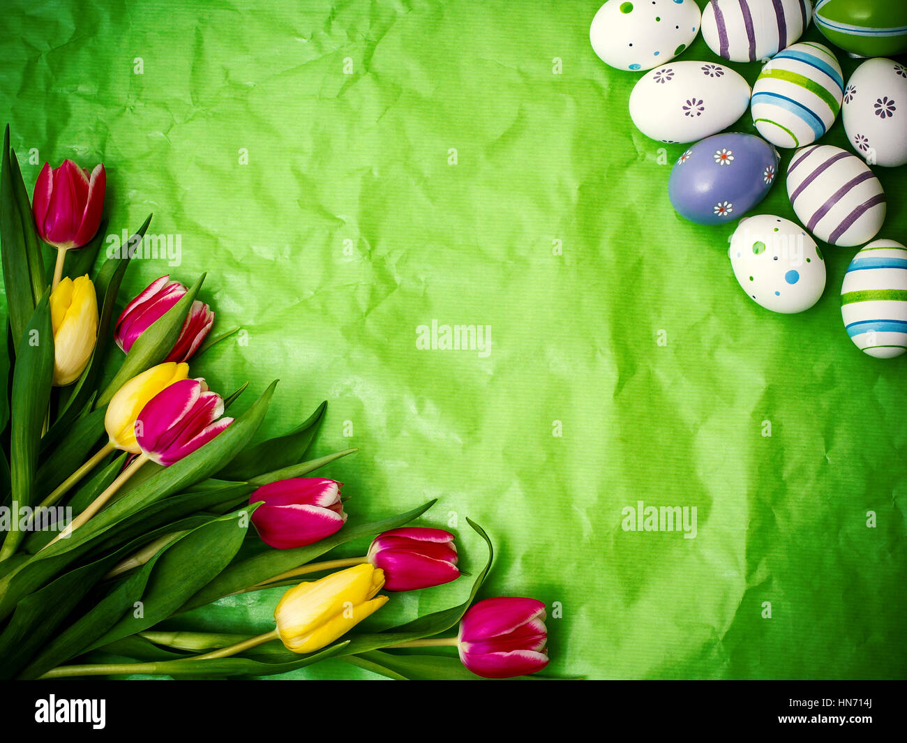Uovo orientale, tulipani su verde crumpled carta di avvolgimento, vista dall'alto Foto Stock