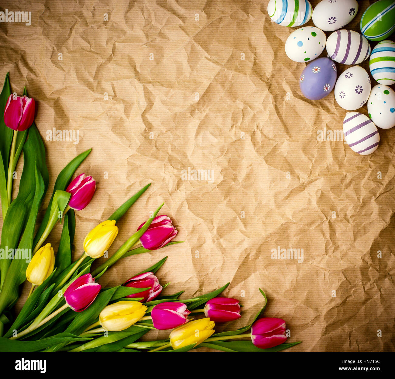 Uovo orientale, tulipani su marrone crumpled carta di avvolgimento, vista dall'alto Foto Stock