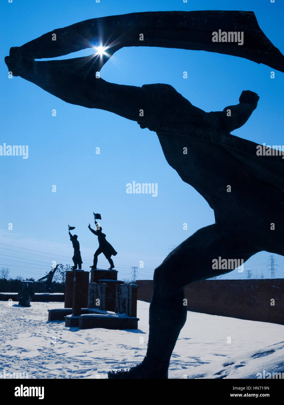 Il memoriale della ungherese Repubblica socialista, una delle statue in una coperta di neve Memento Park, Budapest.. Foto Stock