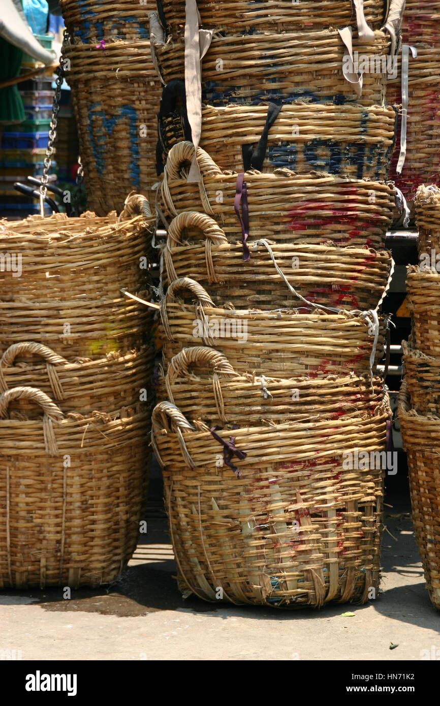 Cestello di bambù utilizzato per il trasporto di frutta e pesce Foto Stock
