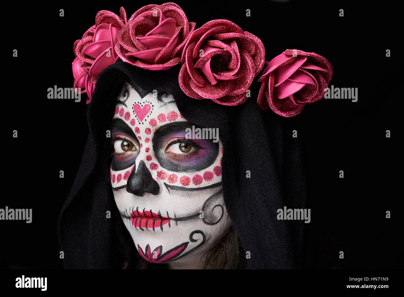 Cranio gotico ritratto di donna con fiori e mantello isolato su nero Foto Stock