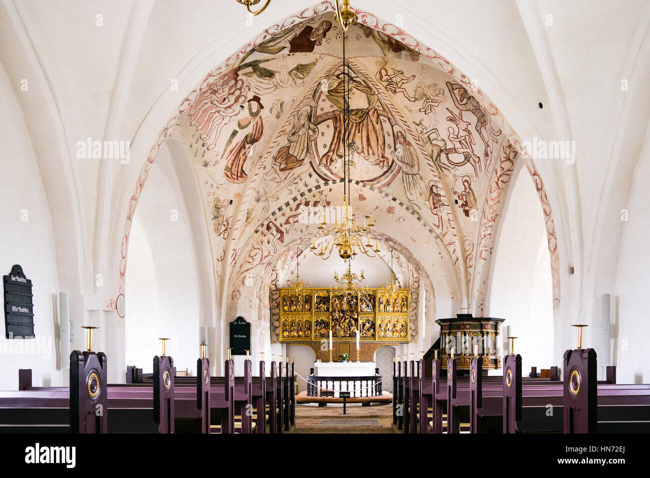 Un bianco chiesa luterana in Danimarca con famosi affreschi, Sanderum, 19 Gennaio 2015 Foto Stock