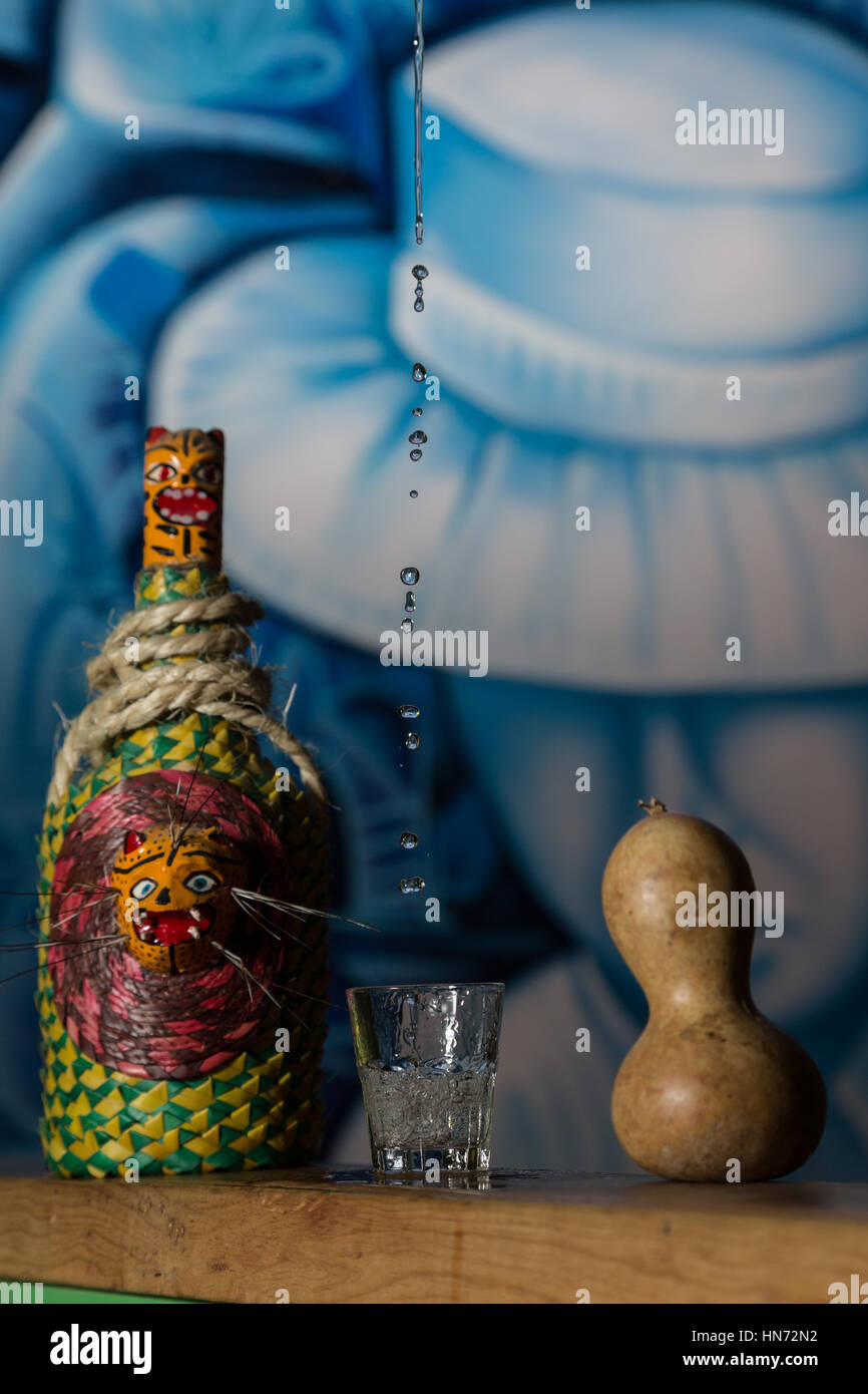 Mezcal versata sul colpo di vetro Foto Stock