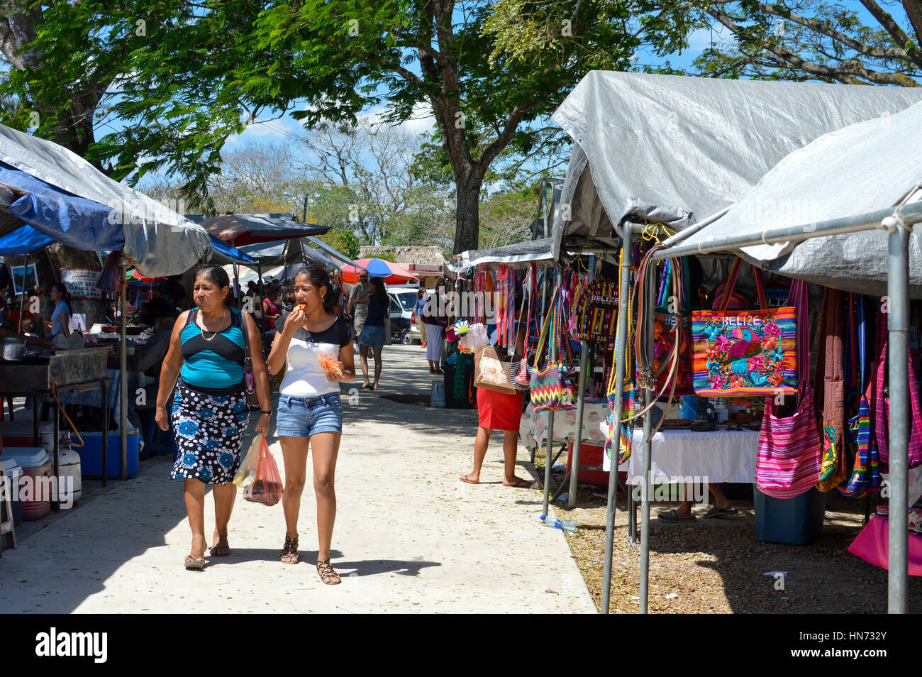 Vibrante e occupato tradizionale mercato del sabato a San Ignacio, Belize Foto Stock