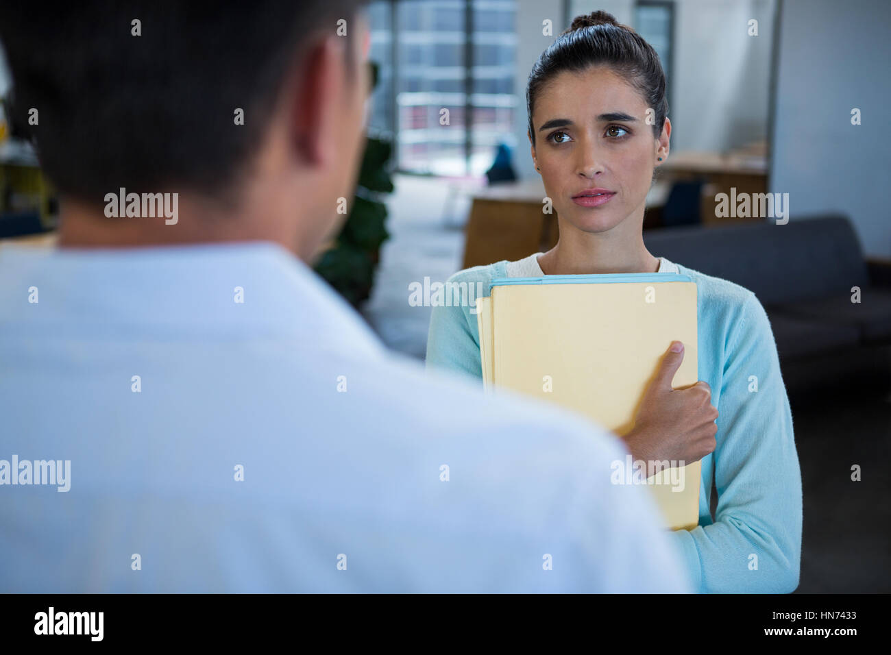 Triste imprenditrice in piedi con documento di Office Foto Stock