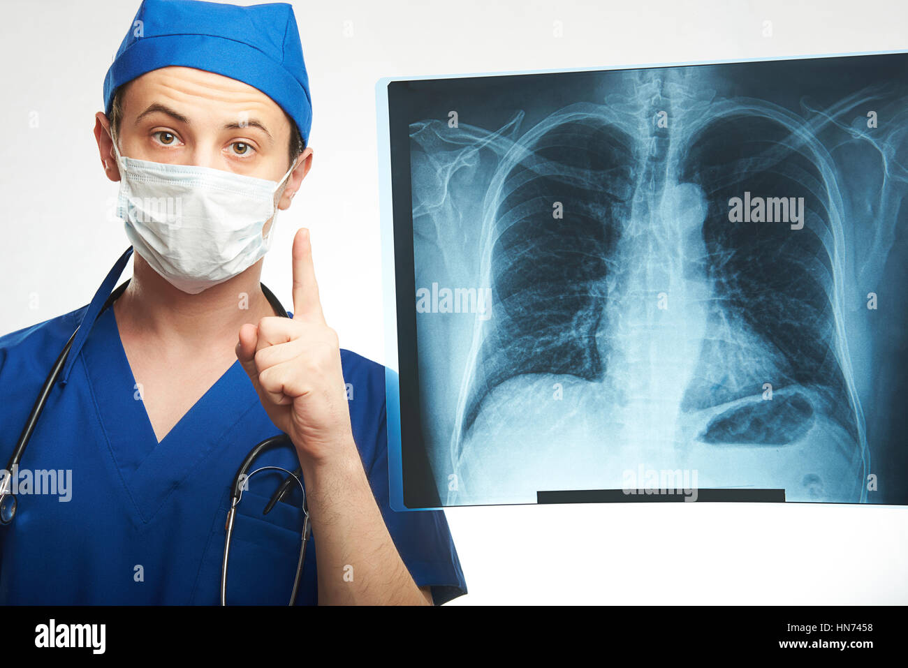 Medico prendere attenzione ai raggi x foto di petto isolato su bianco Foto Stock