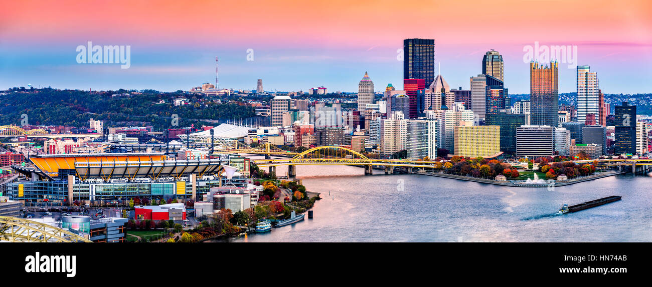 Pittsburgh, Pennsylvania skyline al tramonto e il famoso stadio di baseball di fronte fiume Allegheny Foto Stock