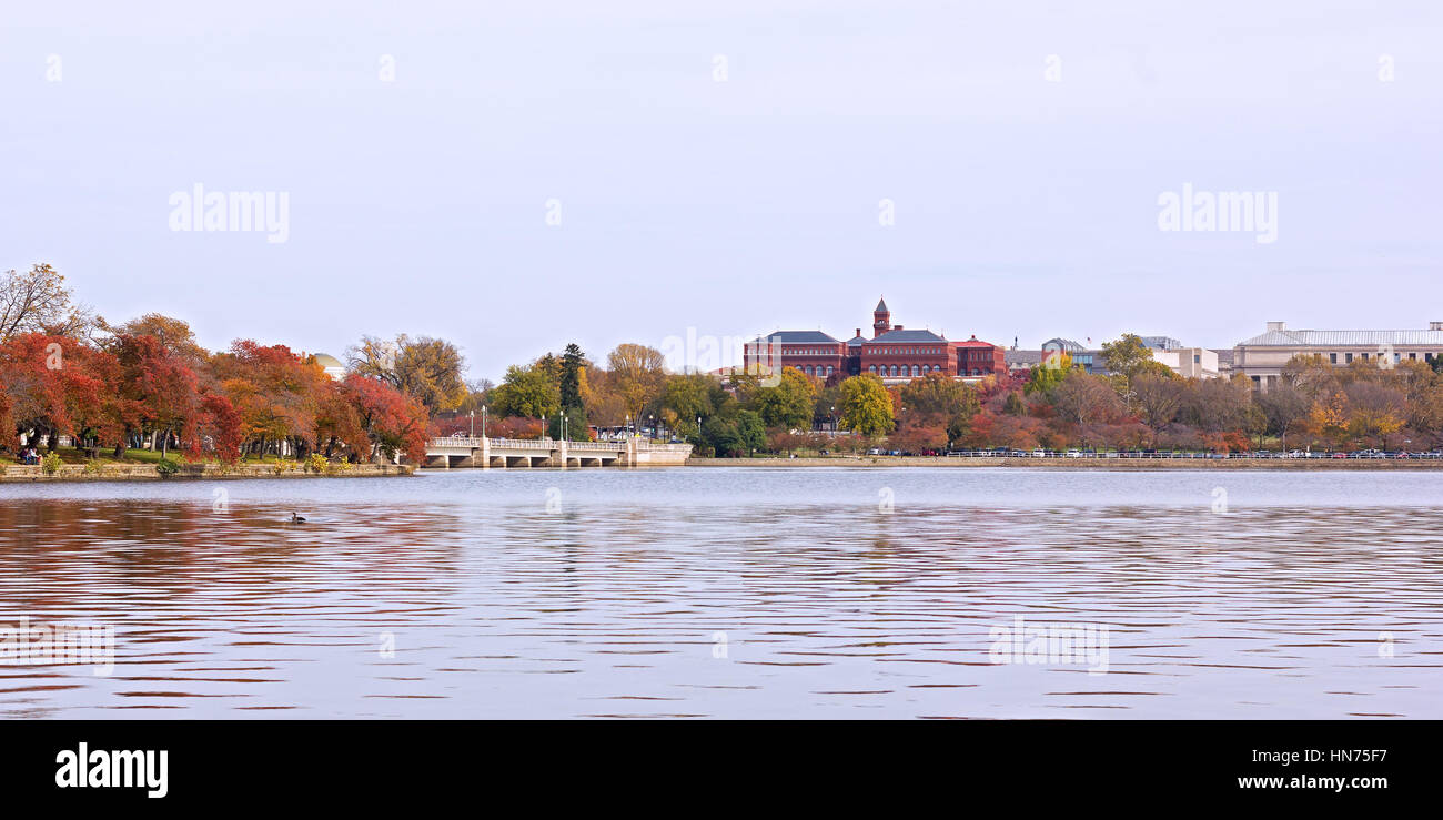 Edifici storici e musei vicino bacino di marea in noi il capitale. Washington DC panorama in caduta. Foto Stock