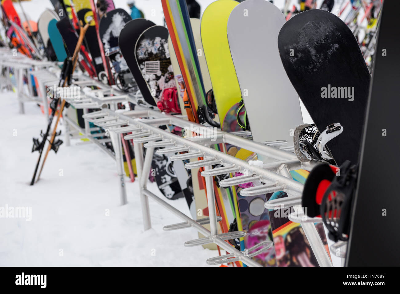 Snowboard e sci tenuti insieme a stazione sciistica Foto Stock