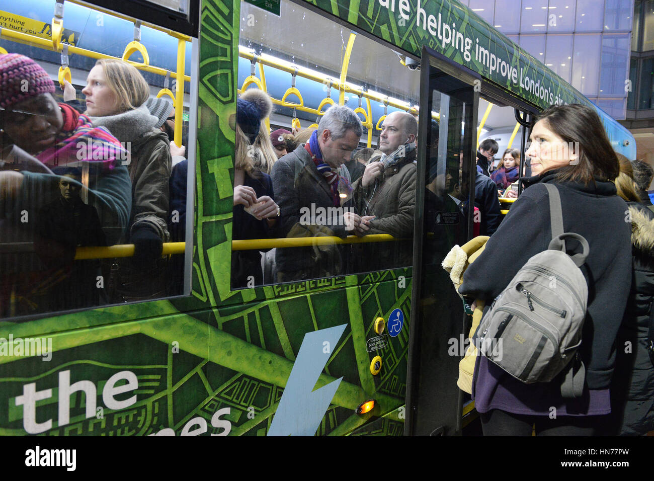 Coda di pendolari a London Bridge per gli autobus come la stazione della metropolitana è chiusa durante la mattinata Rush Hour dovute ai membri del RMT e TSSA prendendo azione industriale su tagli di posti di lavoro, la biglietteria delle chiusure e dei problemi di sicurezza. Dotato di: pendolari dove: Londra, Regno Unito quando: 09 Gen 2017 Credit: Howard Jones/WENN.com Foto Stock