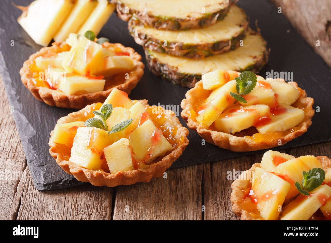 Tart riempito con ananas fresco e marmellata closeup sul tavolo. Posizione orizzontale Foto Stock