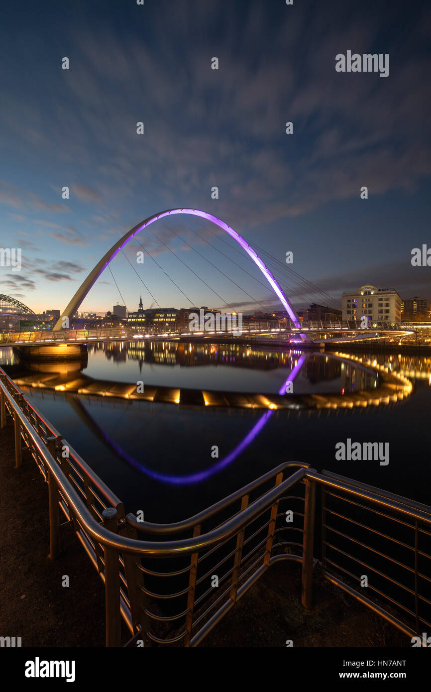 Gateshead Millennium Bridge di notte, Gateshead, Tyne & Wear Foto Stock