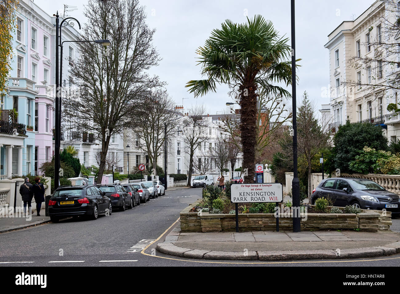 LONDON CITY - 25 dicembre 2016: tipico le case dai colori pastello in Notting Hill che circonda una piccola piazza con palme Foto Stock