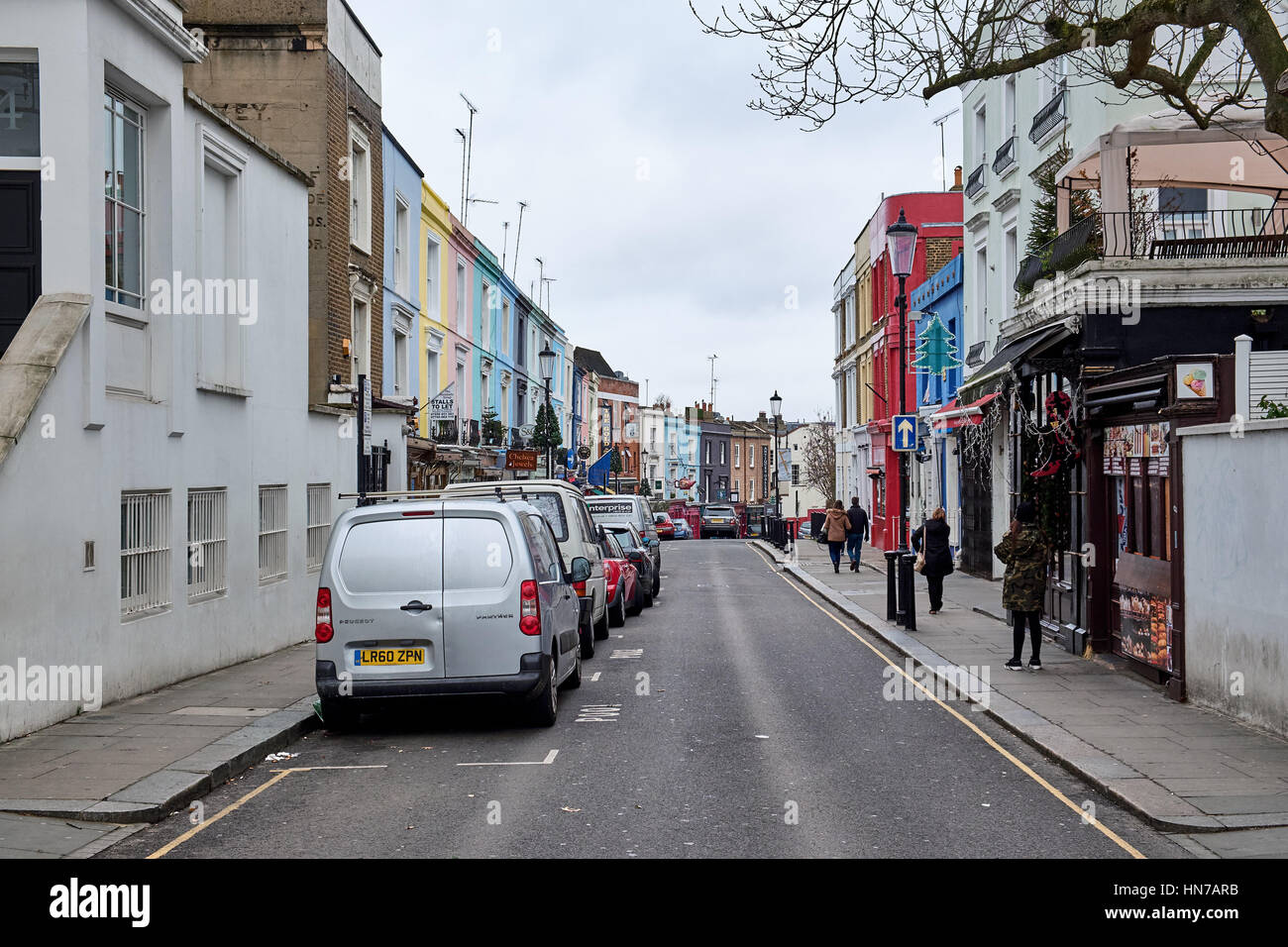 LONDON CITY - 25 dicembre 2016: Ingresso sud alla famosa Portobello Road a Nottinghill con colori pastello e facciate di edifici Foto Stock