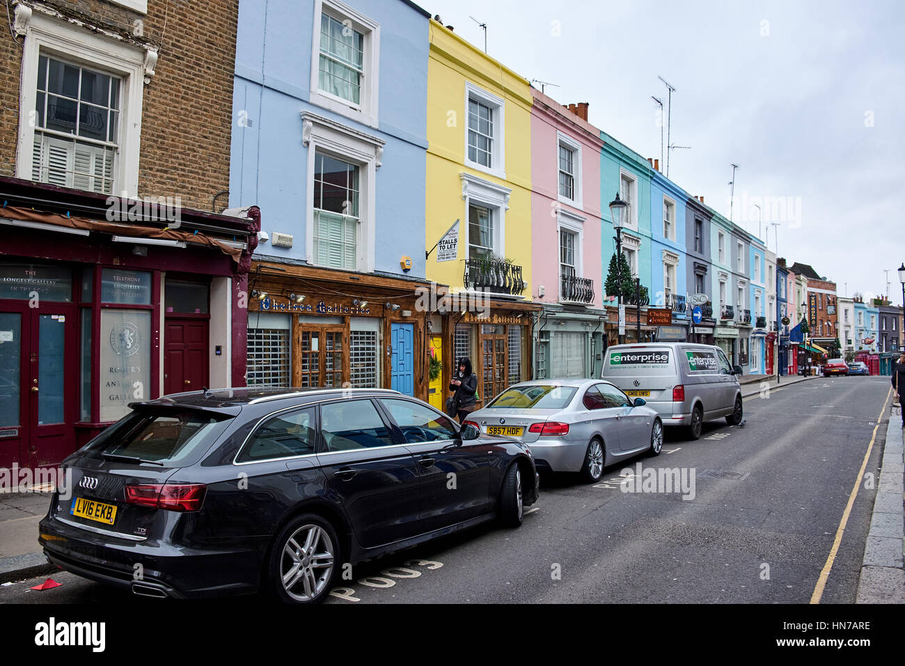 LONDON CITY - 25 dicembre 2016: la famosa Portobello Road a Notting Hill con il pastello facciate colorate dei bassi edifici di appartamenti Foto Stock