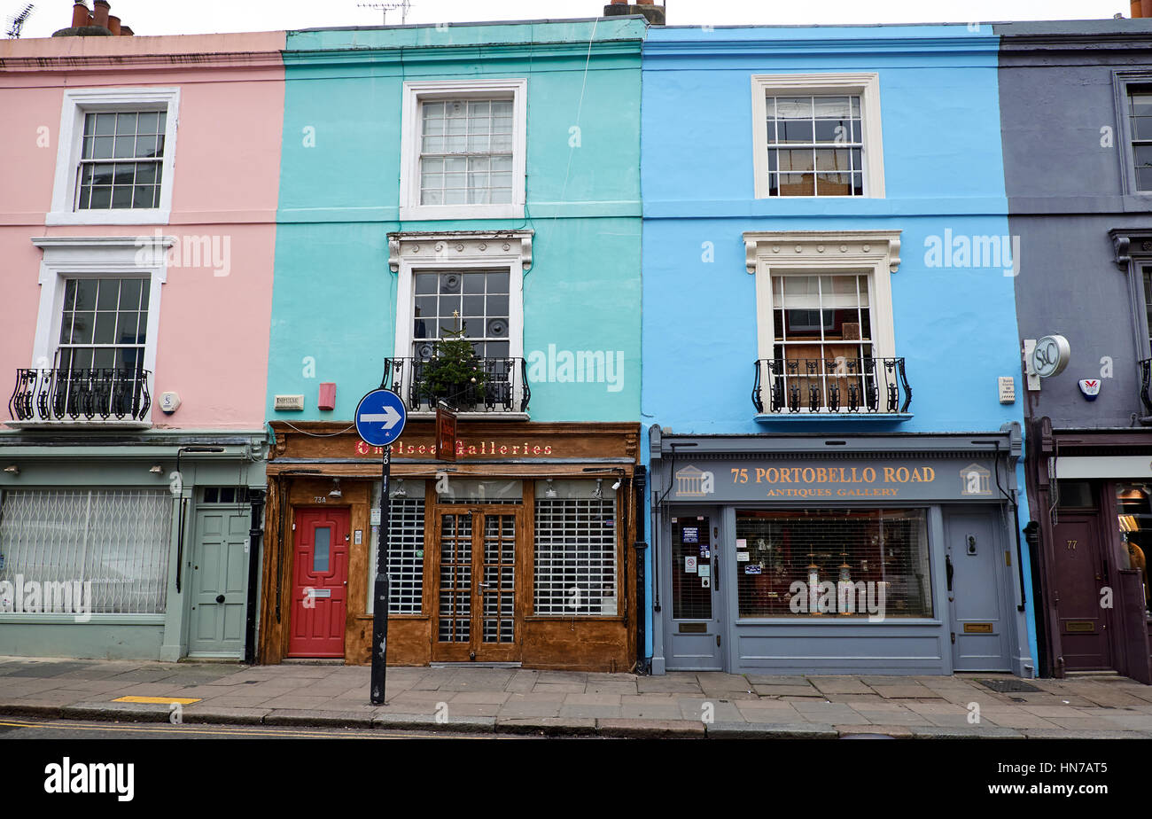 LONDON CITY - 25 dicembre 2016: la famosa Portobello Road a Notting Hill con facciate colorate e vetrine Foto Stock