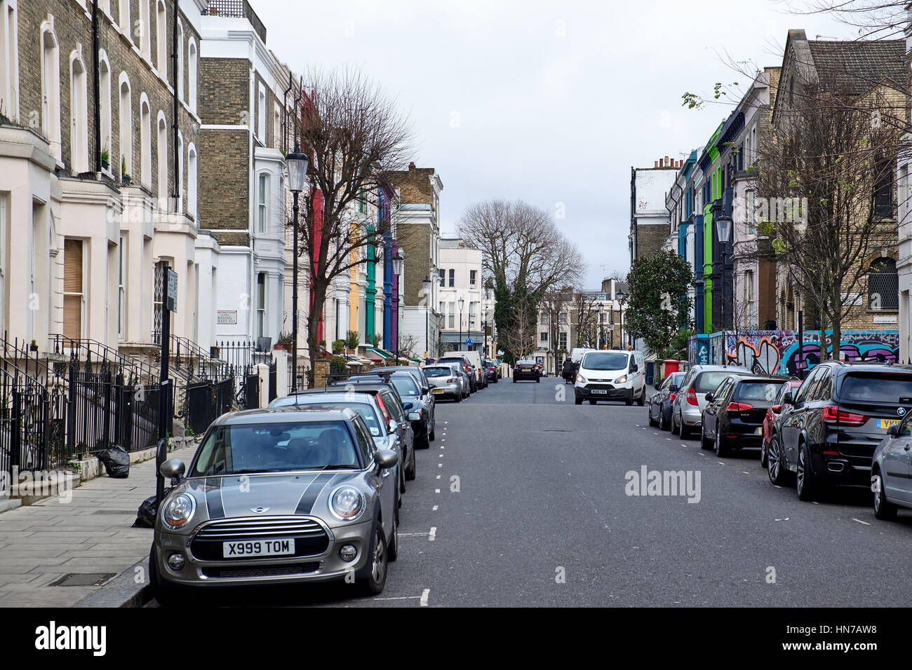 LONDON CITY - 25 dicembre 2016: Lancaster Road con il tipico colore fresco facciate di case nei pressi di Portobello Road a Notting Hill Foto Stock