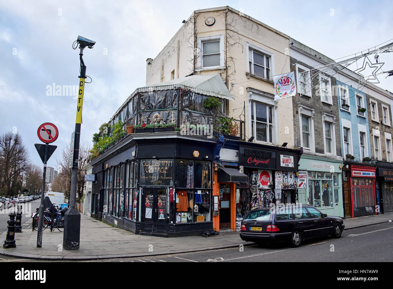 LONDON CITY - 25 dicembre 2016: Angolo shop e facciate colorate nella parte finale a nord della famosa Portobello Road a Nottinghill con Foto Stock