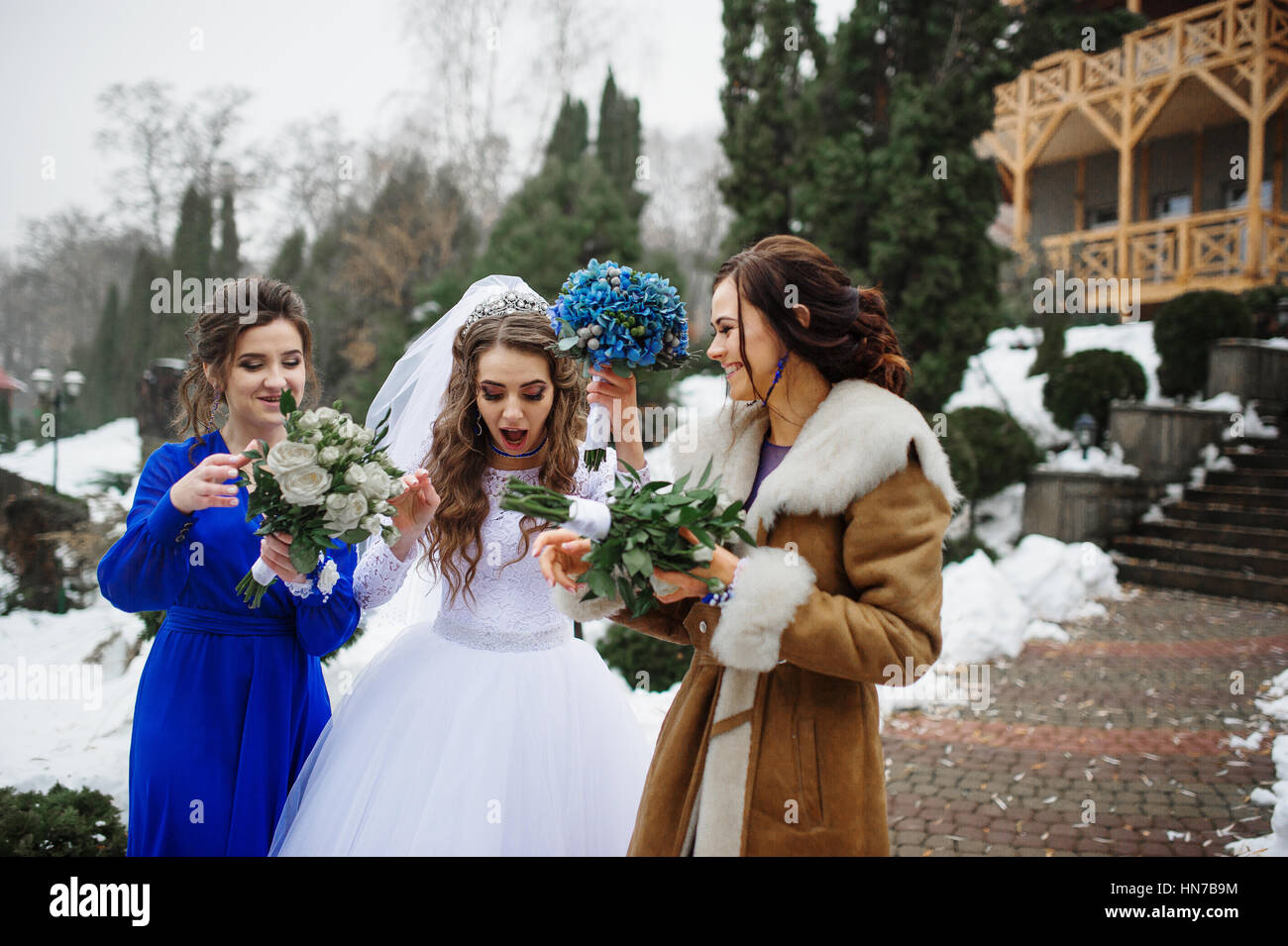 Sposa e le sue damigelle hanno con mazzi su mani in inverno giorno di nozze  Foto stock - Alamy