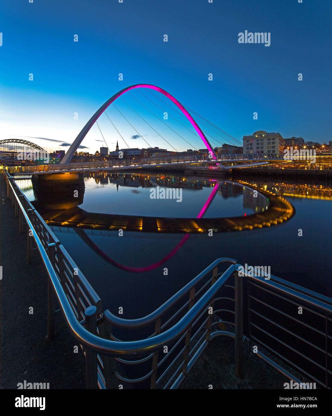 Gateshead Millennium Bridge di notte, Gateshead, Tyne & Wear Foto Stock