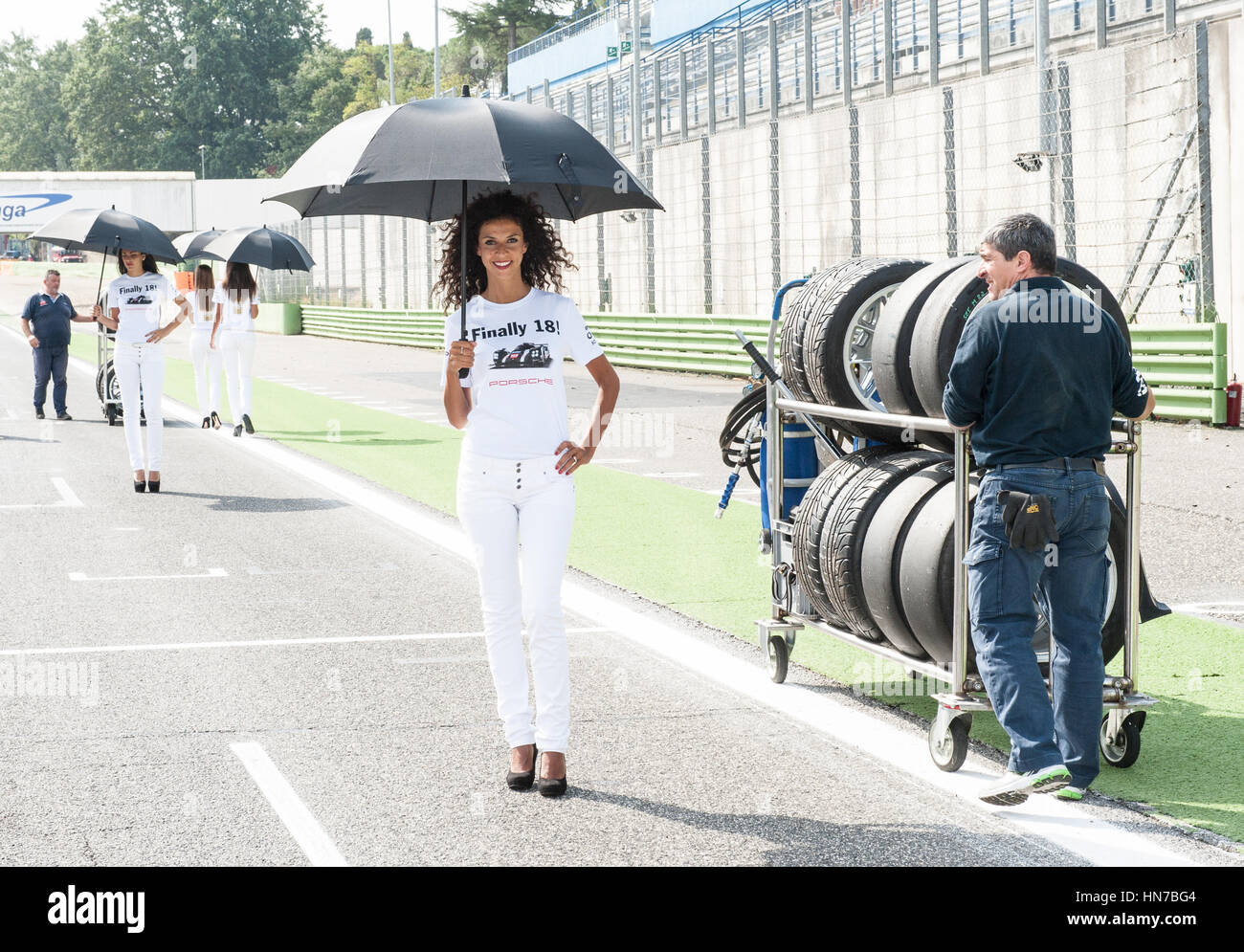 Vallelunga, Roma, Italia. 10 settembre 2016. Ragazza di griglia sulla via Porsche con segno su t-shirt bianco Foto Stock