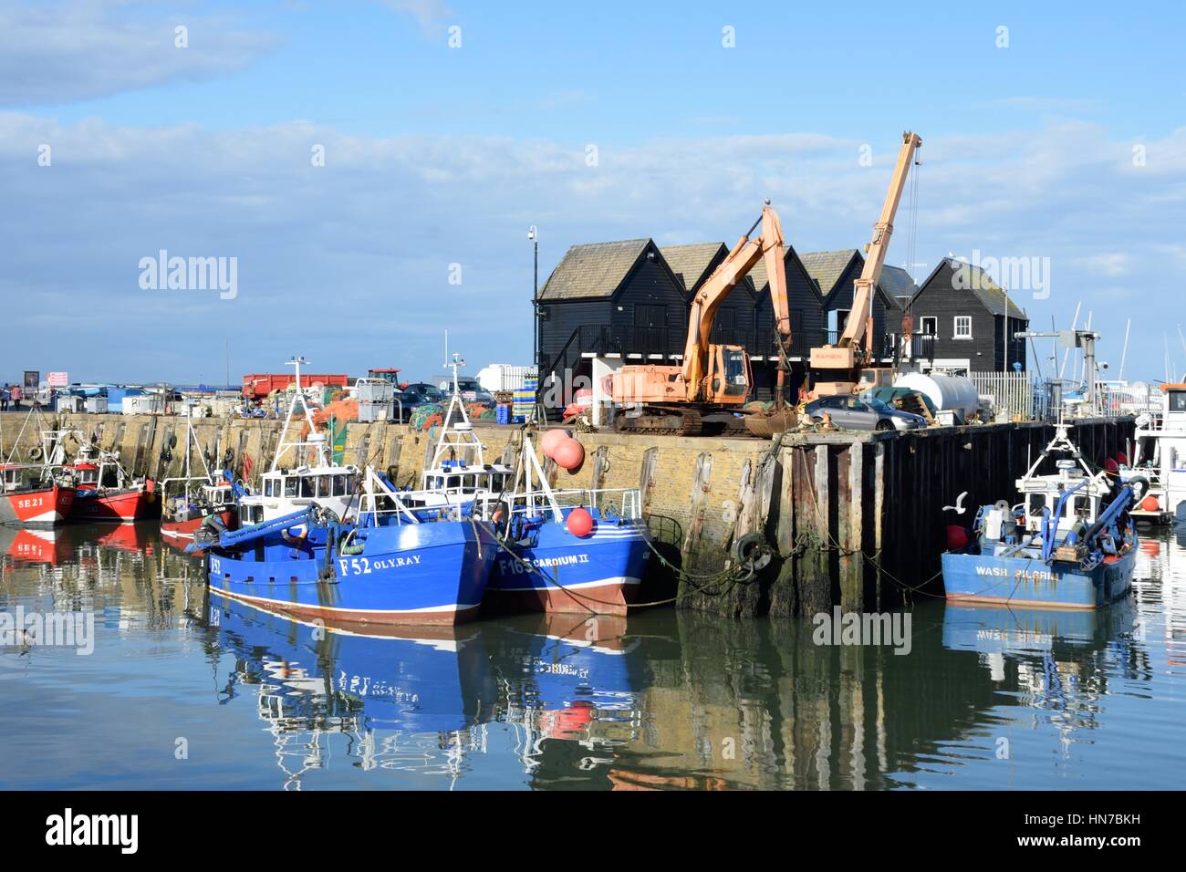 Whitstable, Regno Unito - 1 Ottobre 2016: barche da pesca a Whitstable Harbour con magazzino in background Foto Stock