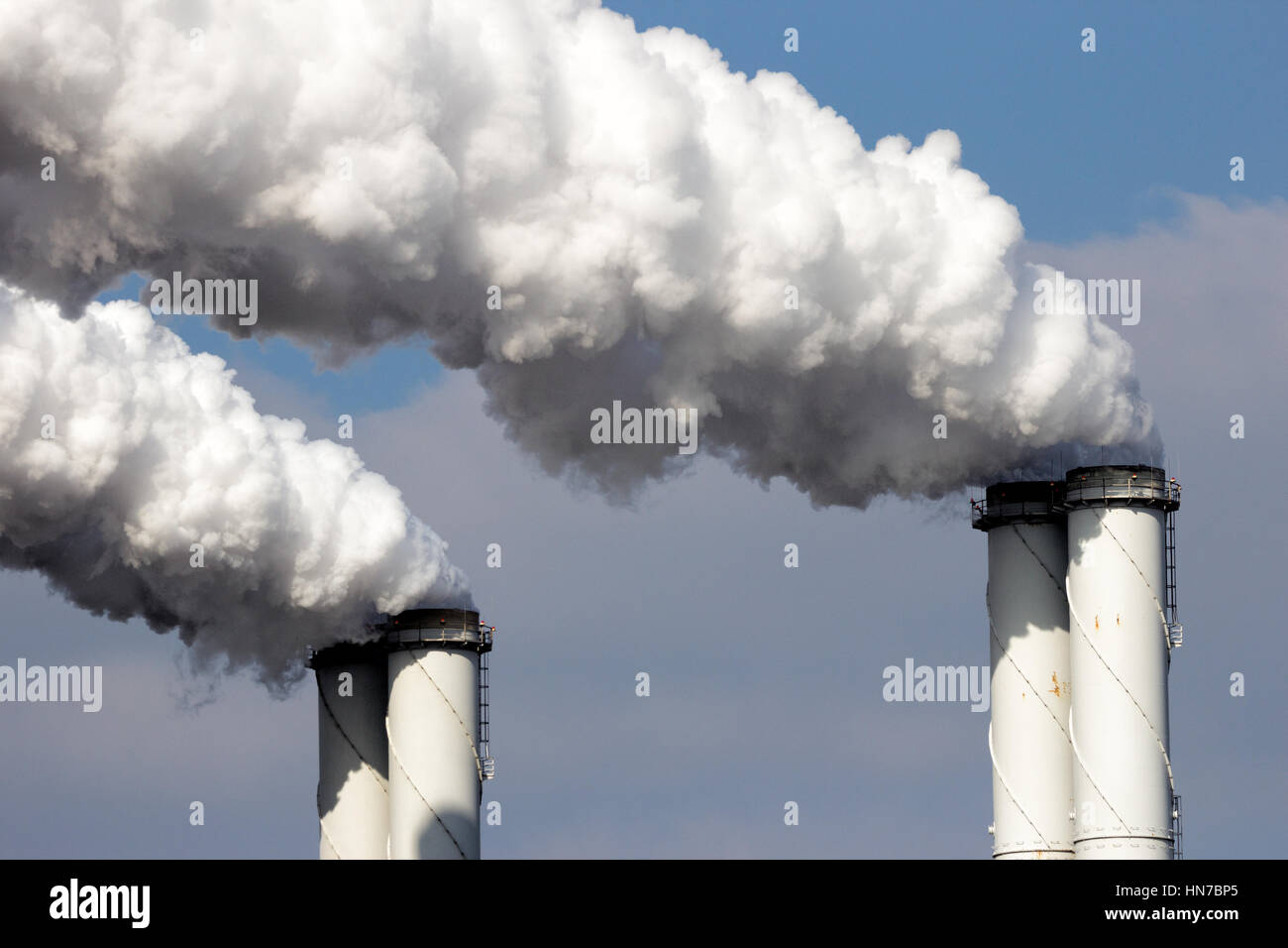 Emissione di fumo da tubi di fabbrica Foto Stock